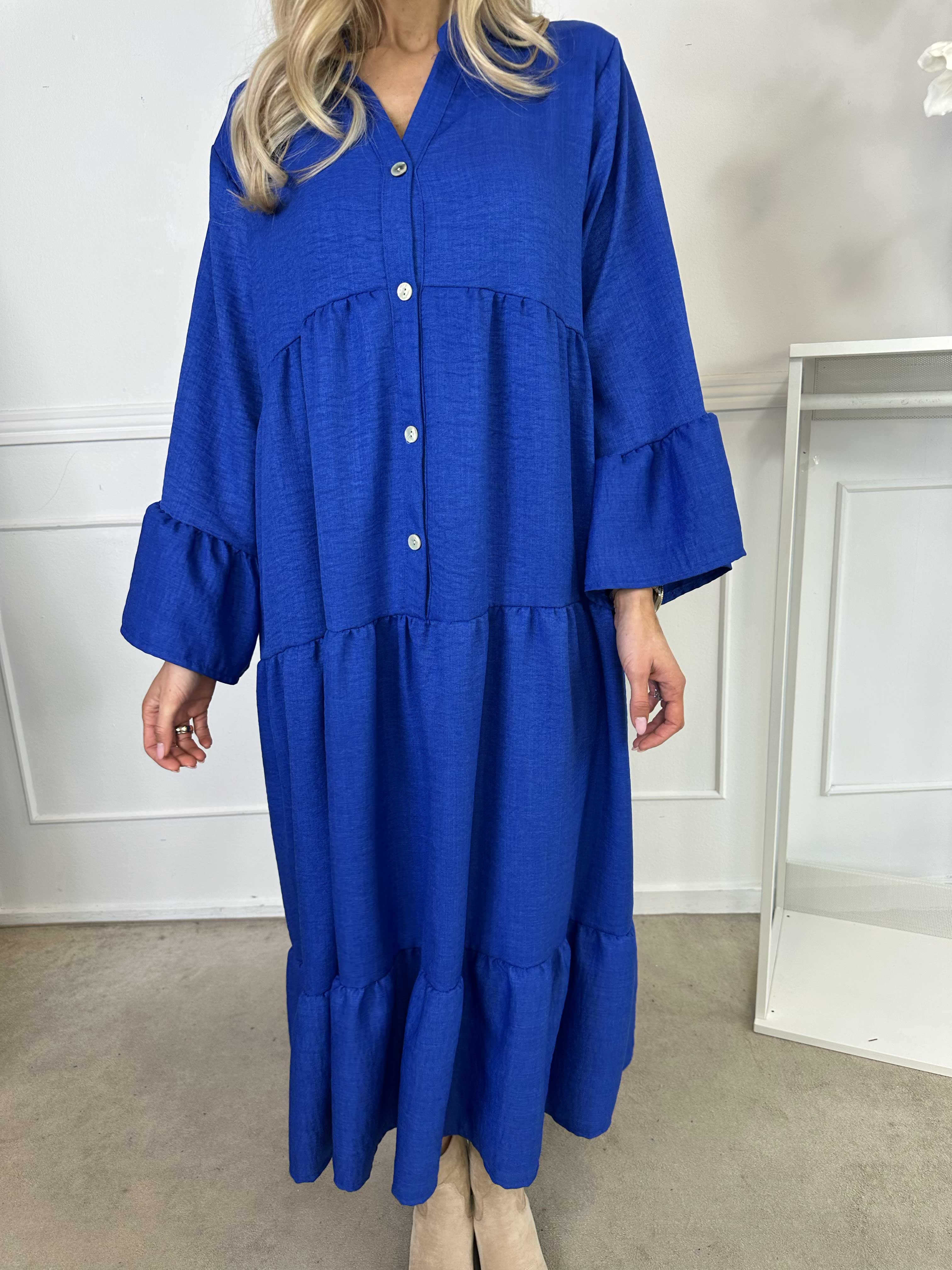 Arjana - Söt klänning med lager i lagerlook och knappar